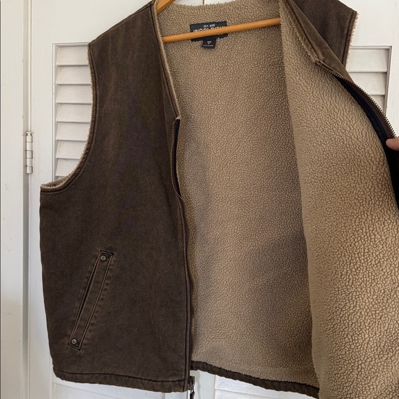 Woolrich Sherpa Lined Saddle Vest - Picture 5 of 6